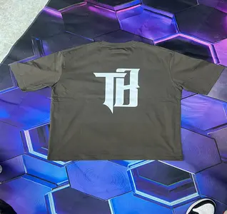 Camiseta negra con logo blanco